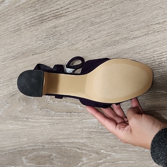 Tina Crossover Platform Sandal - Picture 2 of 9